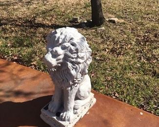 Sitting lion, patio Decore 