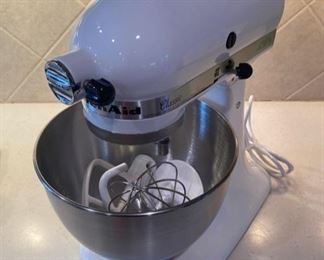 Like New KitchenAid Classis 4.5qt stand mixer