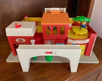 Fisher Price Play Family Village 997