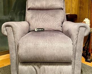 Item 186:  Lift Chair Recliner -Brand New- 34.5"l x 22"w x 39"h:  $450