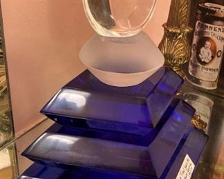 Consigned perfume display bottle