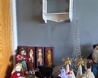 Assorted Christmas Decor, Shelving