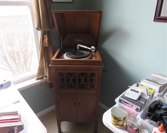 SILVERTONE WIND-UP RECORD PLAYER WITH RECORDS