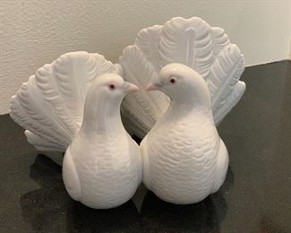 LLadro Figurine- "Couple of Doves" - comes with the box 

Measures: 4.75" h x 7.5" w