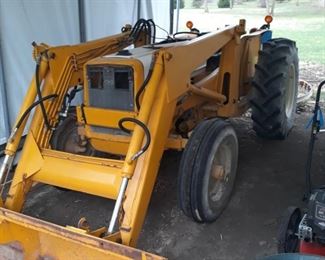 International Harvester Tractor  1978
Gasoline,  8 gears , utility loader
Yes, it run well. Maintained. 

