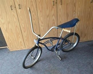 PRESALE AUCTION ITEM: This item is available as part of an online auction presale. Auction ends April 18 @ 5pm. If this item does not sell during auction it will be available during traditional estate sale April 16-18, 2021. For pre sale auction info visit: For pre sale auction info visit: https://bit.ly/2OLdIu9
vintage Schwinn bike with banana seat and racing slick rear tire