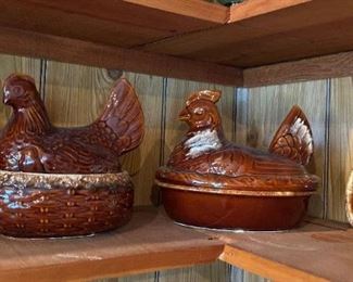HULL Brown Drip Covered Hens, Spoon Rest