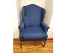 Beautiful Blue Chair
Chair in great condition 43"x 29"x 26", with pillow, minor wear