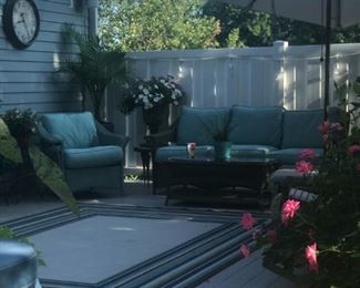 Lloyd Flanders all weather wicker and Oriental Weavers Caspian rug