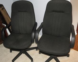 PAIR OF DESK CHAIRS.