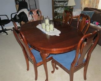 NICE DINING ROOM TABLE WITH 6 CHAIRS AND 2 LEAVES.