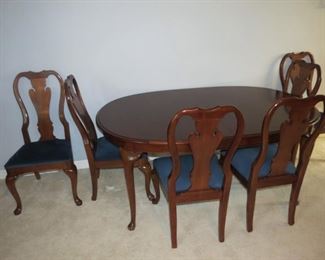 GOOD LOOKING SOLID MAHOGANY  DINING TABLE AND CHAIRS WITH 2 EXTRA LEAVES.