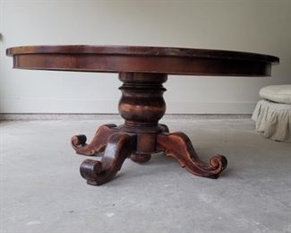 Traditional Round Pedestal Dining Table 