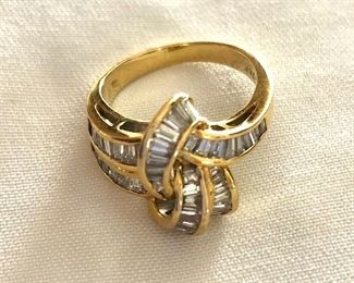 $425 18K gold knot shaped ring Size: 7.5
