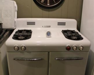 VINTAGE STOVE IN GREAT CONDITION