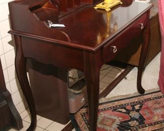 SWEET LITTLE WRITING DESK