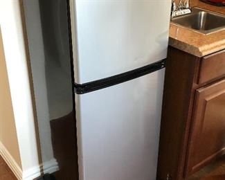 Magic Chef upright refrigerator 