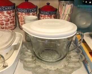 Covered glass measuring cup 
