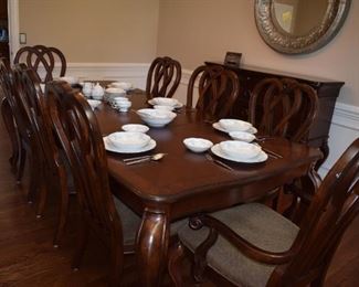 Vaughn by Bassett Dining Room Table and Chairs