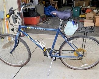 Schwinn Mesa Runner Bicycle with Serfas Bike Seat