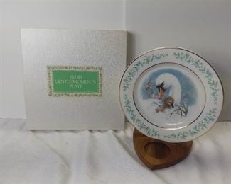 Avon 1975 Gentle Moments Plate - Mother Swan with Her Baby - By Enoch Wedgewood