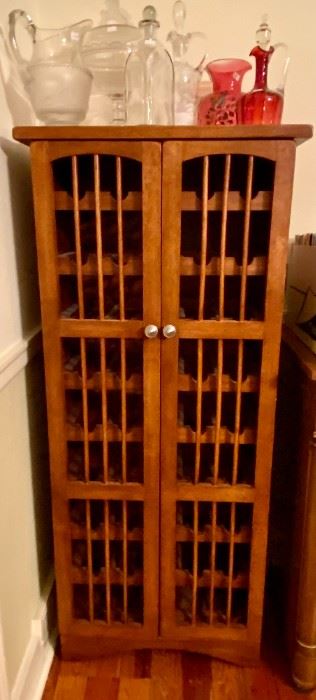 2 door wine cabinet, assorted glassware 
