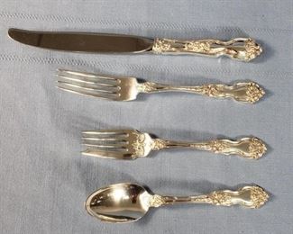 Lot #106
Quantity8 Place settings in this lot and your bid is 8 times the money. Dinner Size La Reine