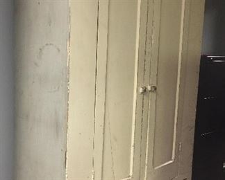 PANTRY OR WARDROBE CHIPPY PAINT CABINET W/DRAWER
