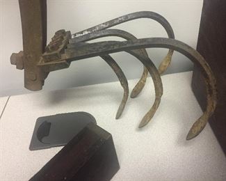 ANTIQUE WOOD AND IRON AVERY NEW GARDEN PLOW HIGH WHEEL 5 TINE