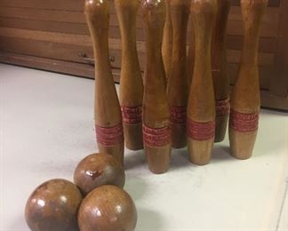 VINTAGE WOOD BOWLING PIN GAME 