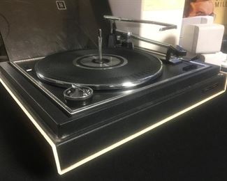 MAGNAVOX TURNTABLE