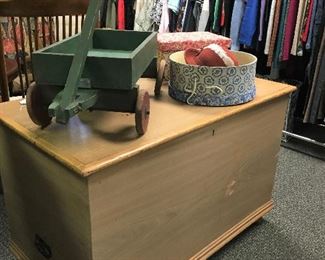 1800'S ANTIQUE WOOD CHEST WITH DOVE TAIL DETAIL 