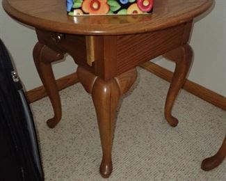 OAK END TABLE WITH DRAWER
