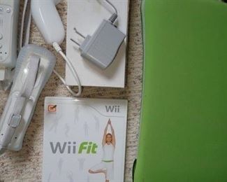 WII FIT AND BOARD  - CONTROLLERS - MATT - CD -CONSOLE 