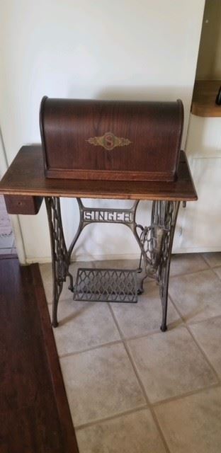 1920/30's Singer Sewing with wood cover $550