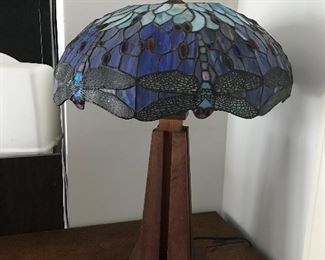 Tiffany-style lamp with large dragonfly shade