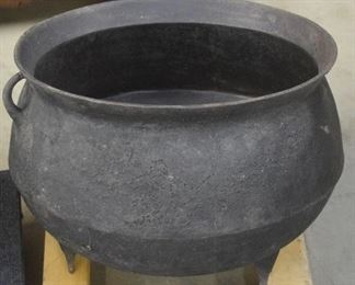 7001 - Cast Iron Wash Pot - Gypsy