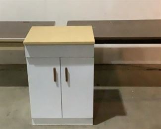 Located in: Chattanooga, TN
Tables With Drawers And Cabinet
(1) Steelcase Desk: 60"W x 30"D x 29-1/2"H
Desk (1): 42"W x 30"D x 29"H
Cabinet: 24"W x 20"D x 36"H
Bottom Of Cabinet Has Rust
**Sold As Is Where Is**