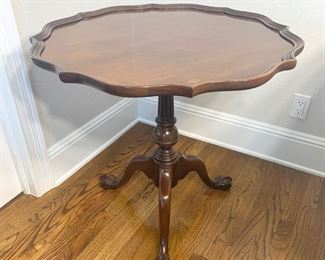 Scalloped edge round pedestal table measures 30" in diameter and 28.5" high