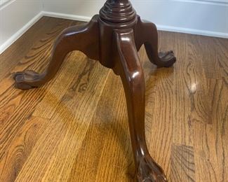 Scalloped edge round pedestal table measures 30" in diameter and 28.5" high