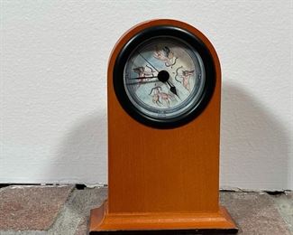 ZIRO ENGLISH TABLETOP CLOCK | the face decorated with cupids, h. 5 in. 