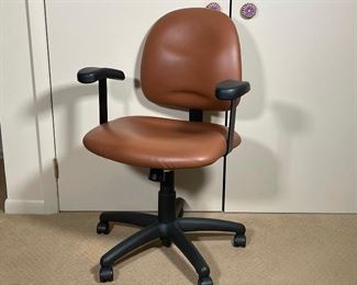 FSFG OFFICE CHAIR | in "symphony saddle" leather upholstery; h. 36 x 26 x 20 in.