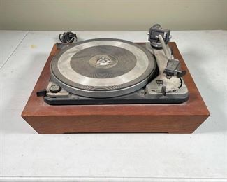 DUAL 1019 FLOATING TURNTABLE | mounted in a walnut veneered box frame; 6-1/2 x 15-1/2 x 13-1/2 in.