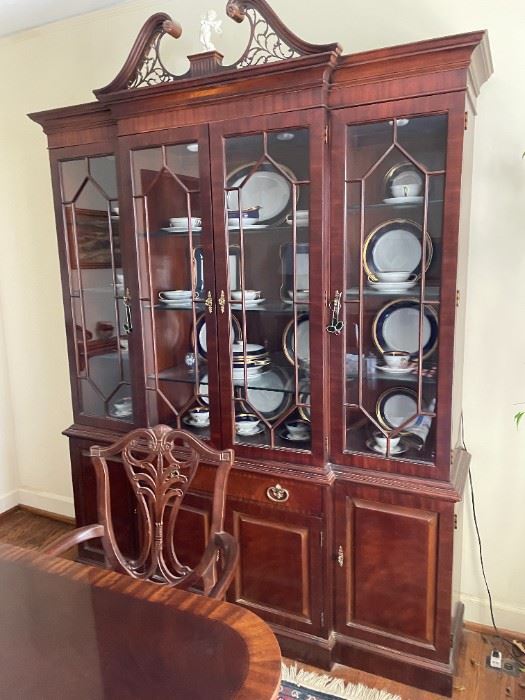 . . . this piece is gorgeous -- the Duncan Phyfe china cabinet to complete this dining set!
