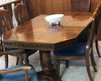LOVELY WOOD DINING TABLE W/ 6 CHY