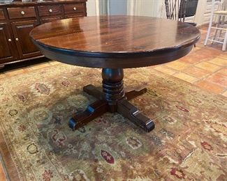 Farmhouse Single Pedestal Round Table 
