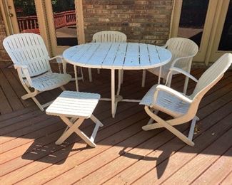 Patio Set Round Table with 4 Chairs 

