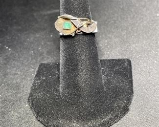 18k Gold Ring with Emerald Stone size 7 weighs