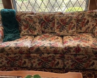 Pretty floral sofa in nice condition 