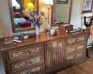 Pretty 3 piece bedroom set
Full bed 
Dresser with mirrors 
Nite table 
Beautiful condition 
